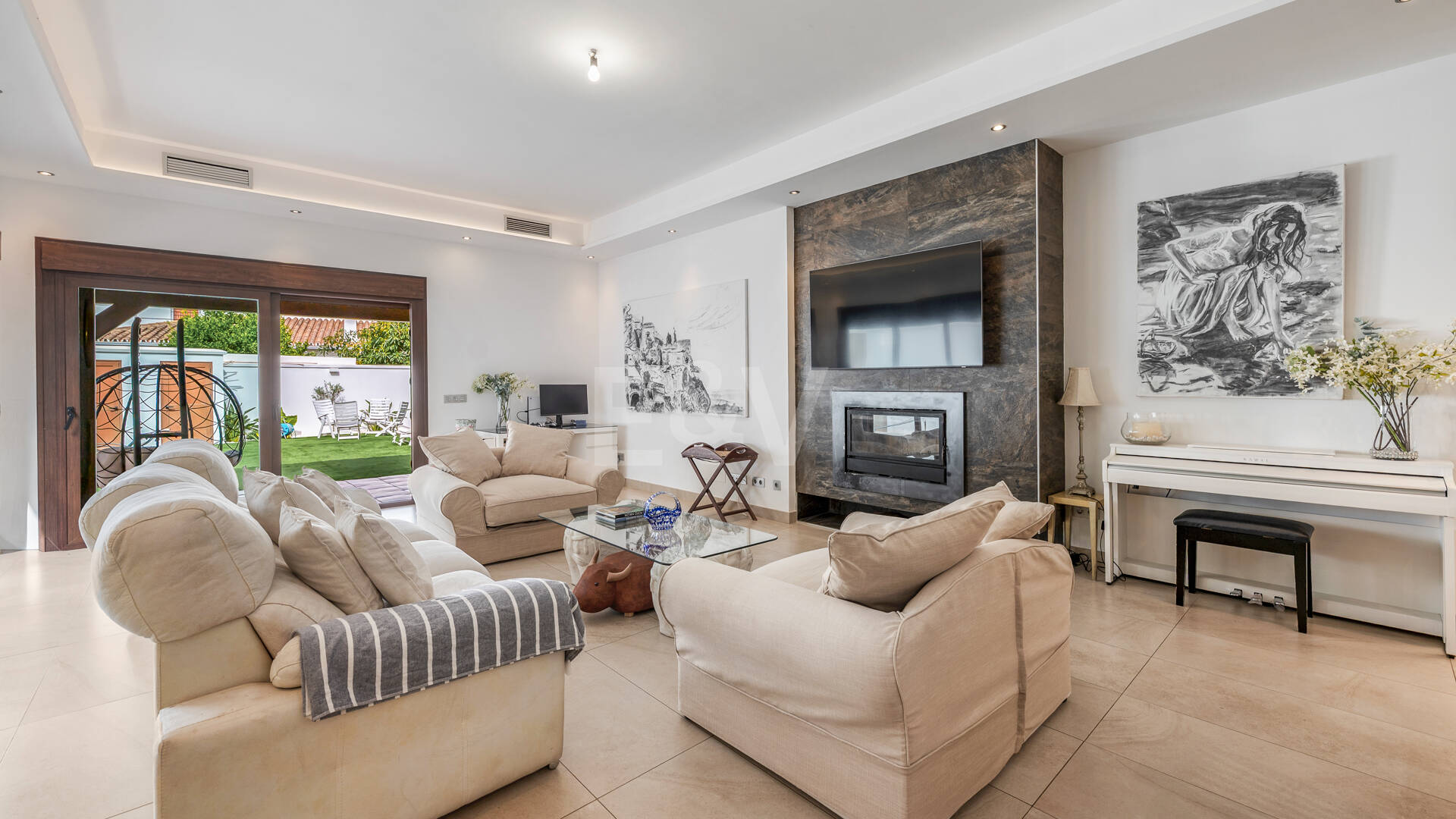 Villa avec jardin et piscine privée à seulement quelques minutes de la mer disponible pour la location à long terme