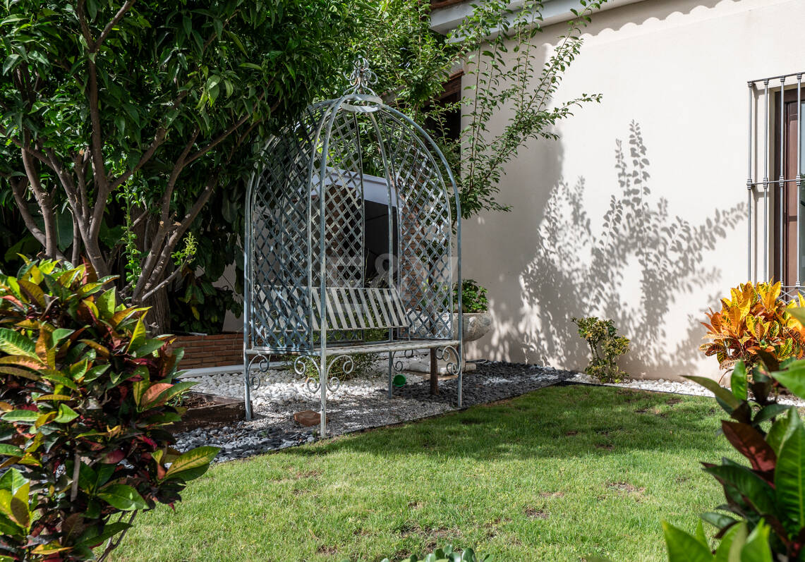 Villa avec jardin et piscine privée à seulement quelques minutes de la mer disponible pour la location à long terme