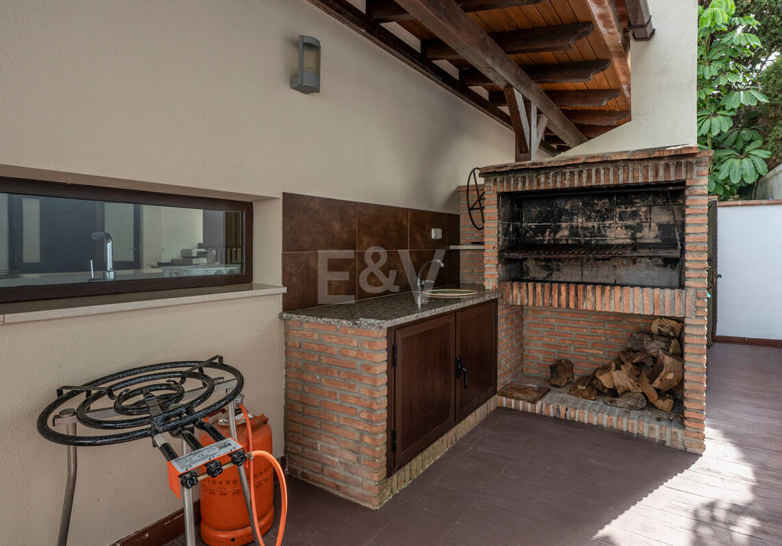 Villa avec jardin et piscine privée à seulement quelques minutes de la mer disponible pour la location à long terme
