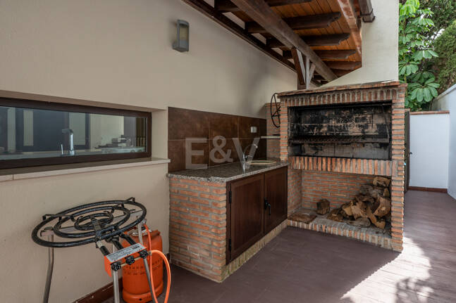 Villa avec jardin et piscine privée à seulement quelques minutes de la mer disponible pour la location à long terme