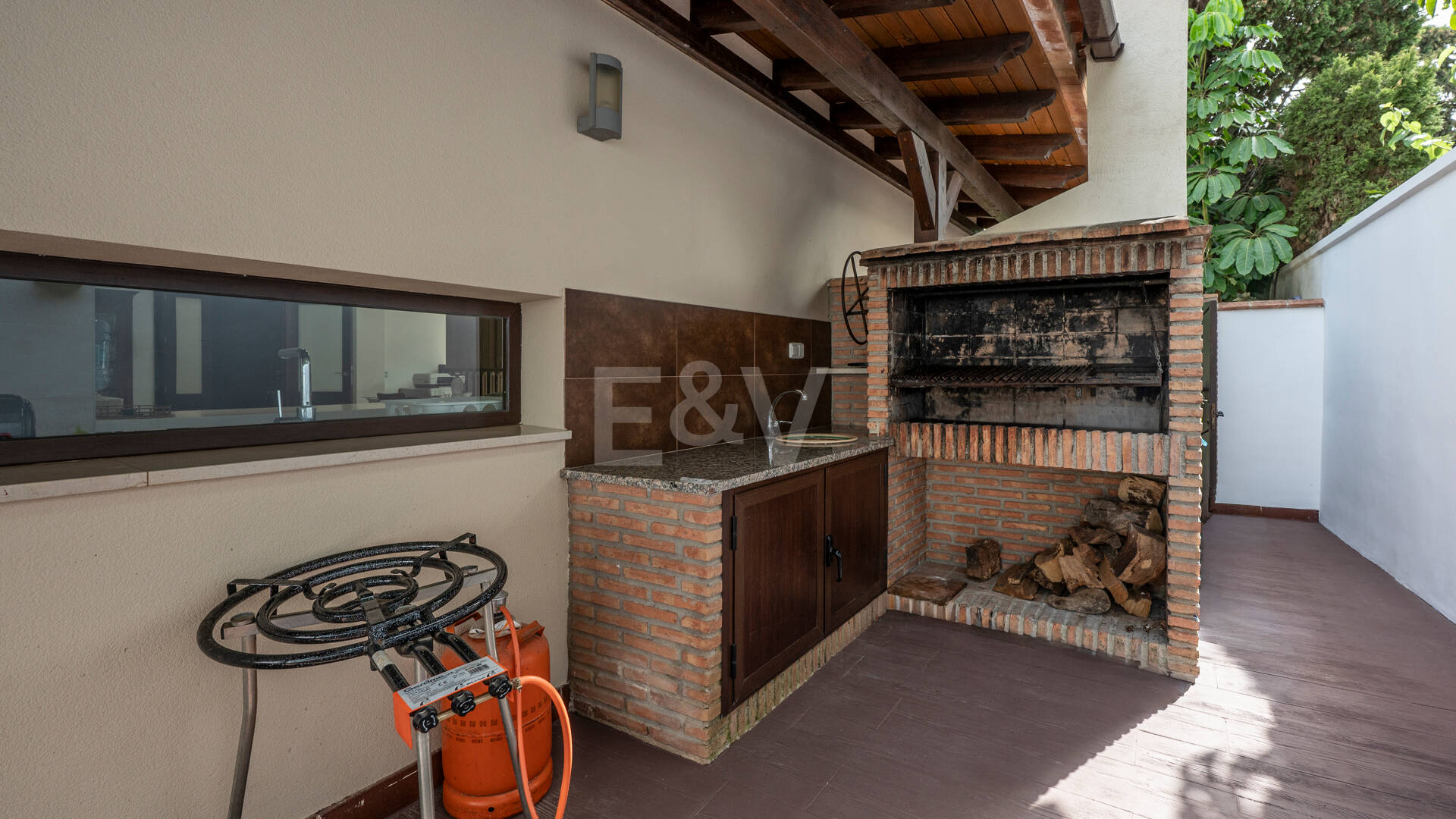 Villa avec jardin et piscine privée à seulement quelques minutes de la mer disponible pour la location à long terme