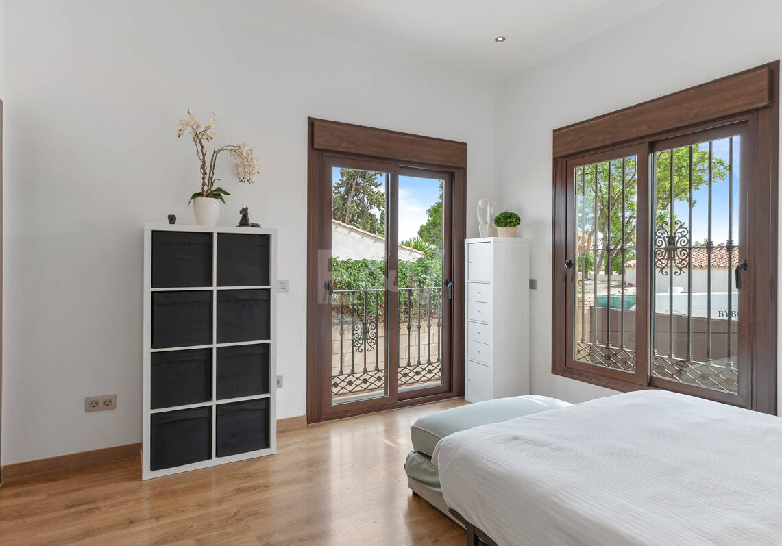 Villa avec jardin et piscine privée à seulement quelques minutes de la mer disponible pour la location à long terme
