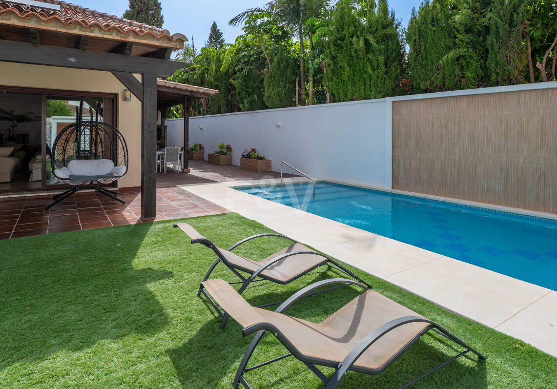 Villa avec jardin et piscine privée à seulement quelques minutes de la mer disponible pour la location à long terme