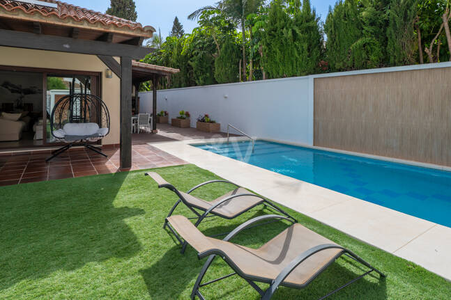 Villa avec jardin et piscine privée à seulement quelques minutes de la mer disponible pour la location à long terme