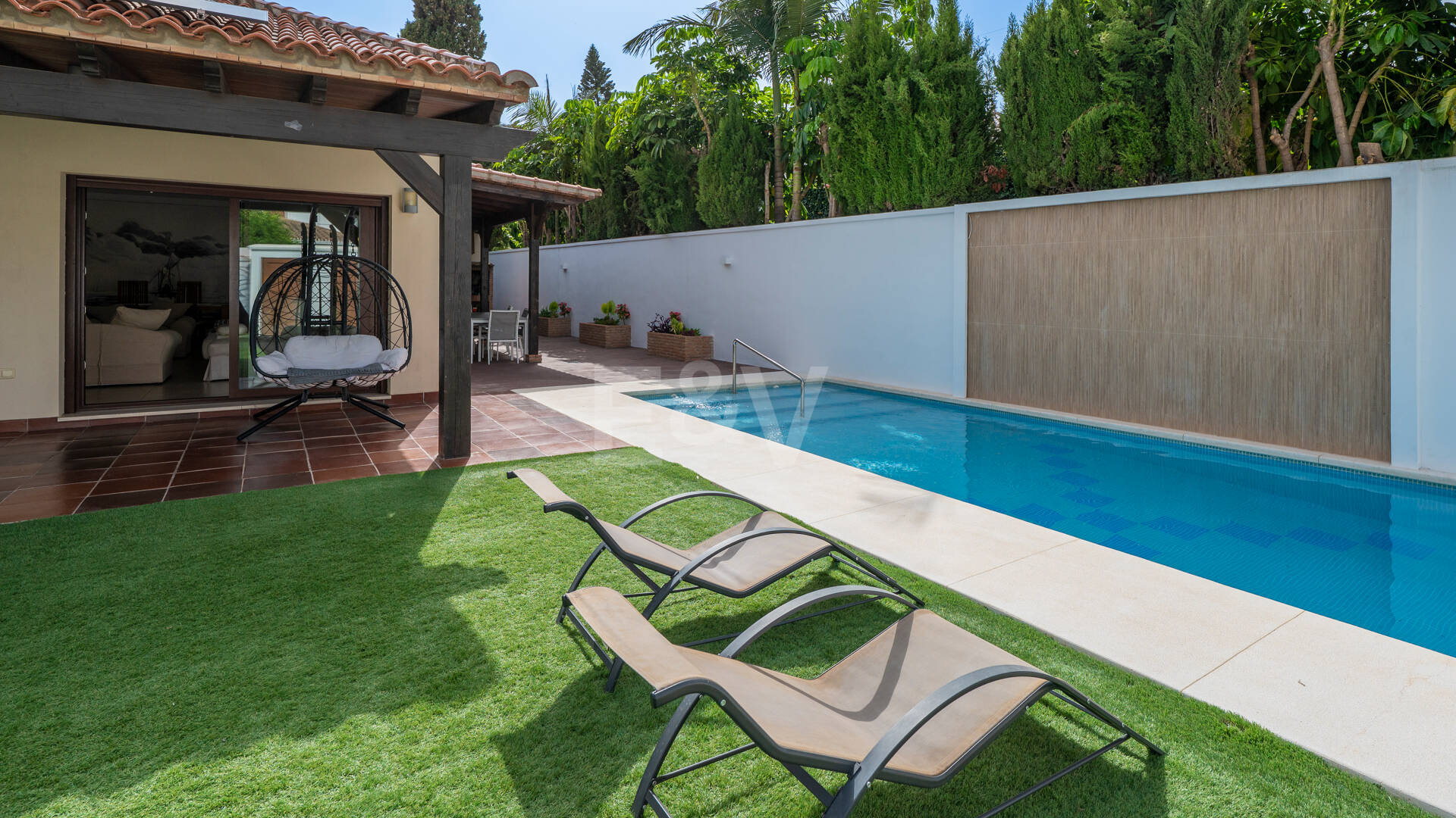 Villa avec jardin et piscine privée à seulement quelques minutes de la mer disponible pour la location à long terme