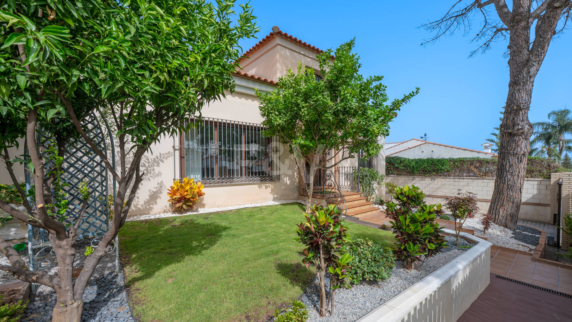 Villa avec jardin et piscine privée à seulement quelques minutes de la mer disponible pour la location à long terme