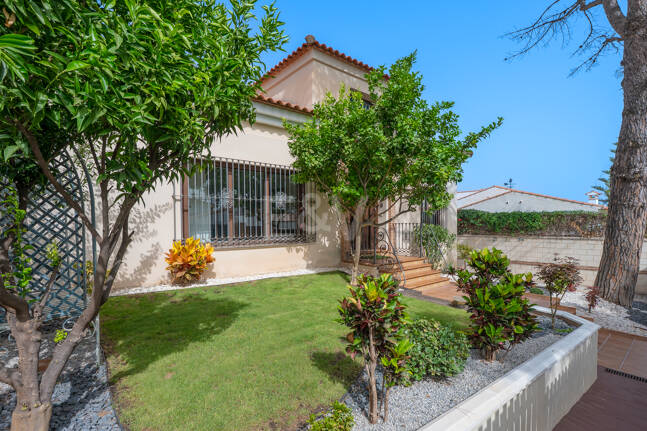 Villa avec jardin et piscine privée à seulement quelques minutes de la mer disponible pour la location à long terme