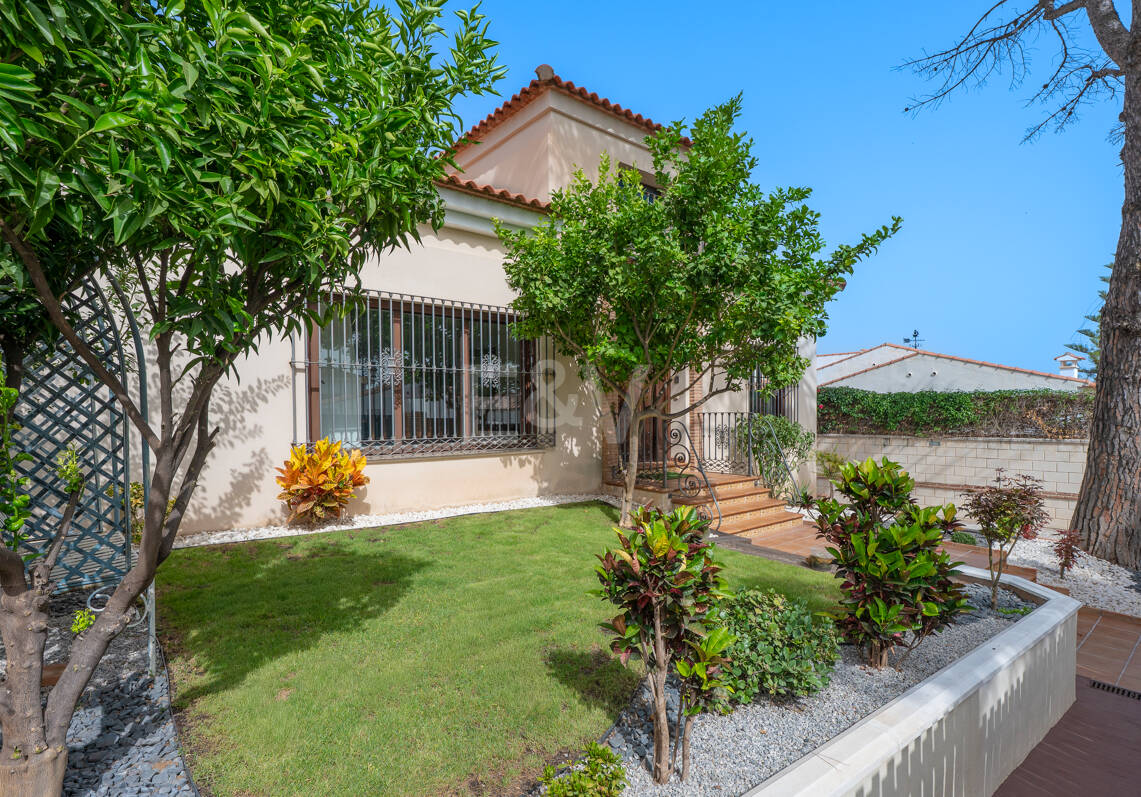 Villa avec jardin et piscine privée à seulement quelques minutes de la mer disponible pour la location à long terme