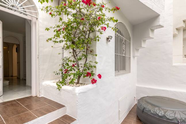 Casa adosada en Las Lomas de Marbella Club: una oportunidad única para vivir con sofisticación