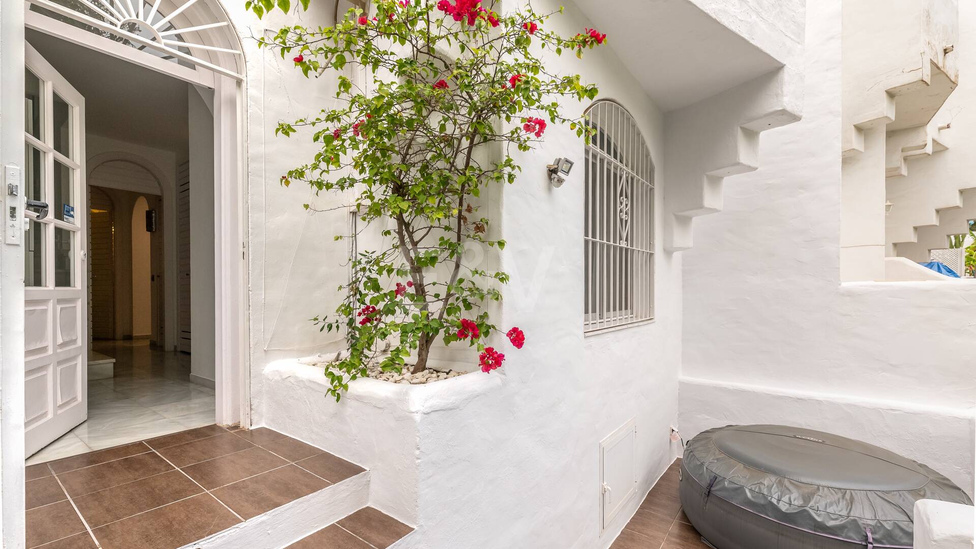 Casa adosada en Las Lomas de Marbella Club: una oportunidad única para vivir con sofisticación