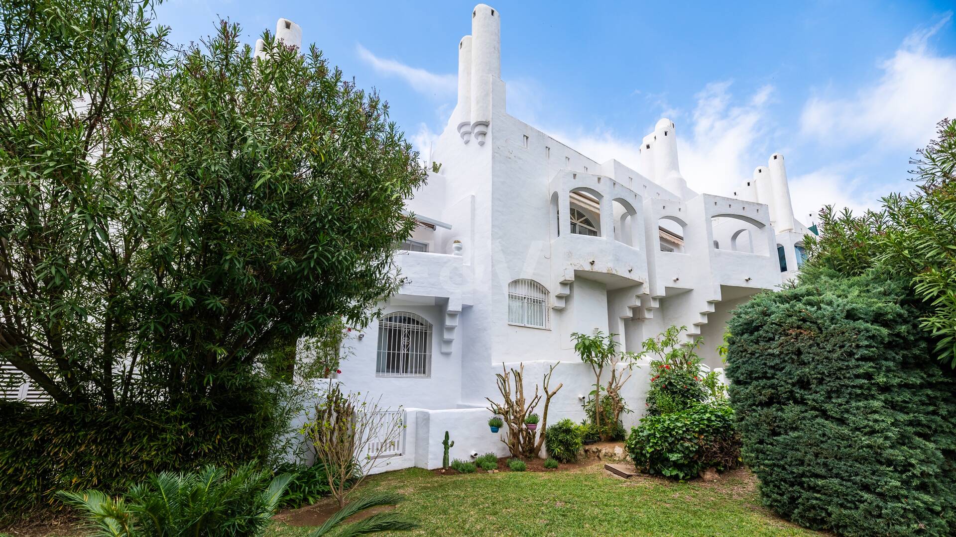 Casa adosada en Las Lomas de Marbella Club: una oportunidad única para vivir con sofisticación