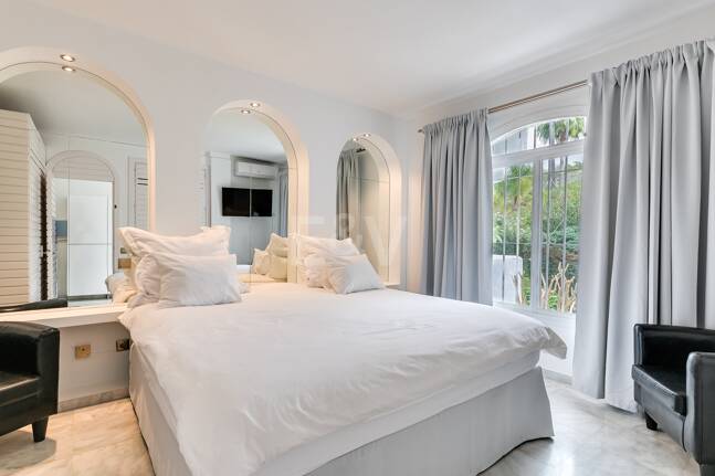 Casa adosada en Las Lomas de Marbella Club: una oportunidad única para vivir con sofisticación