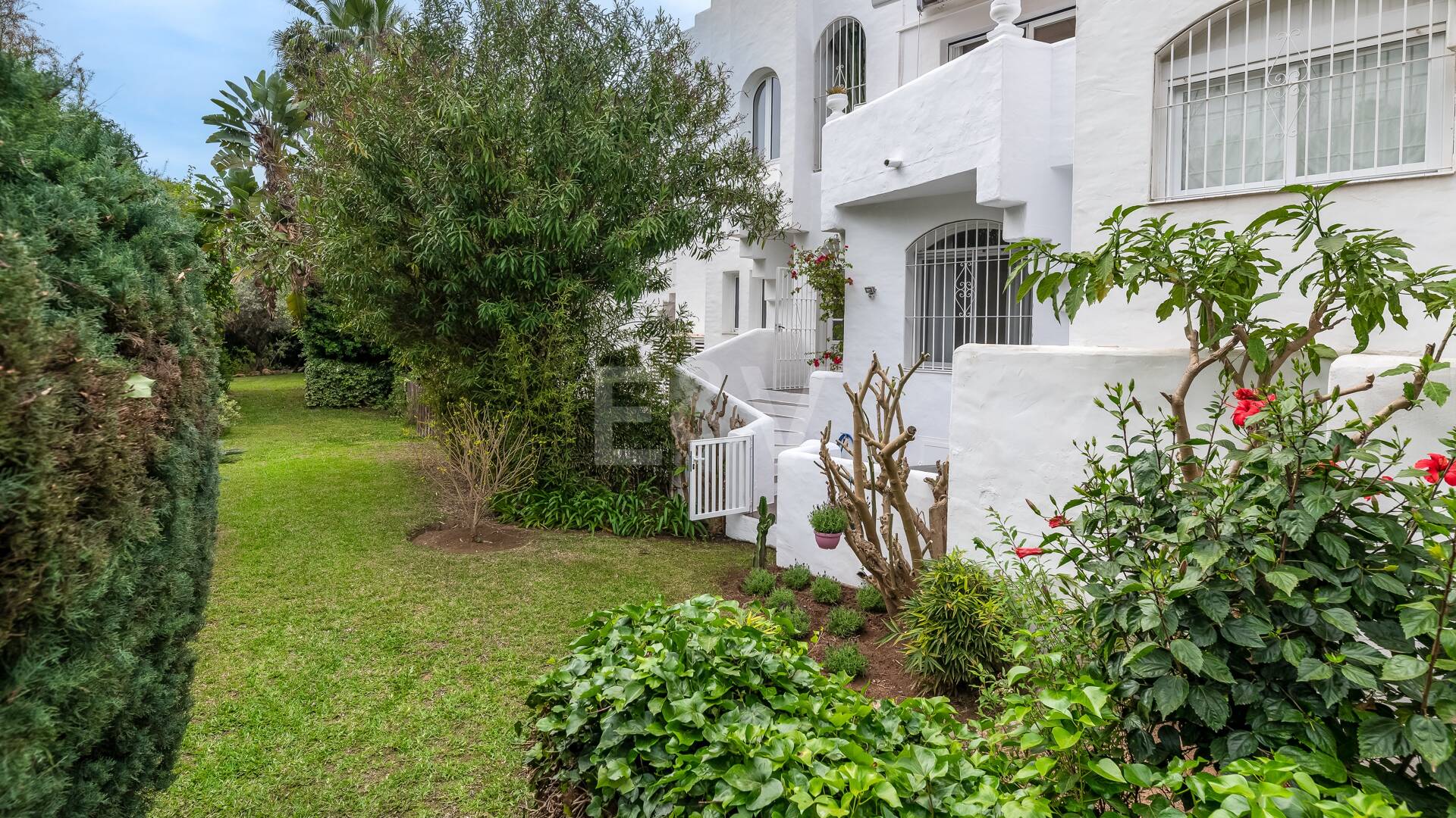 Casa adosada en Las Lomas de Marbella Club: una oportunidad única para vivir con sofisticación