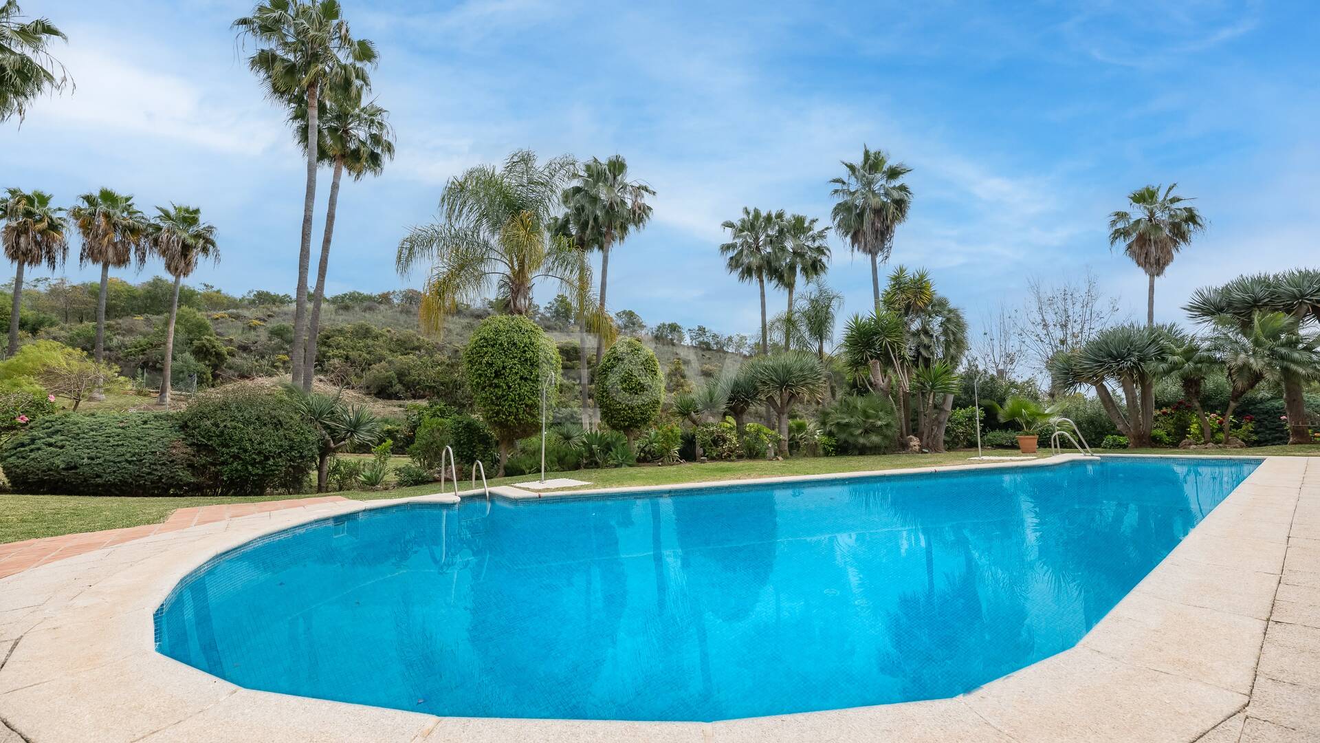 Casa adosada en Las Lomas de Marbella Club: una oportunidad única para vivir con sofisticación