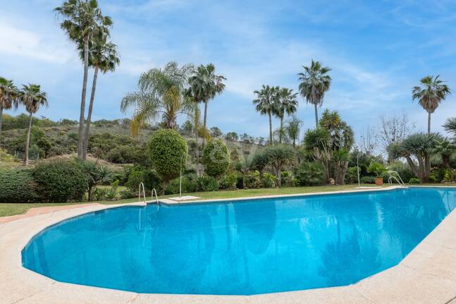 Casa adosada en Las Lomas de Marbella Club: una oportunidad única para vivir con sofisticación