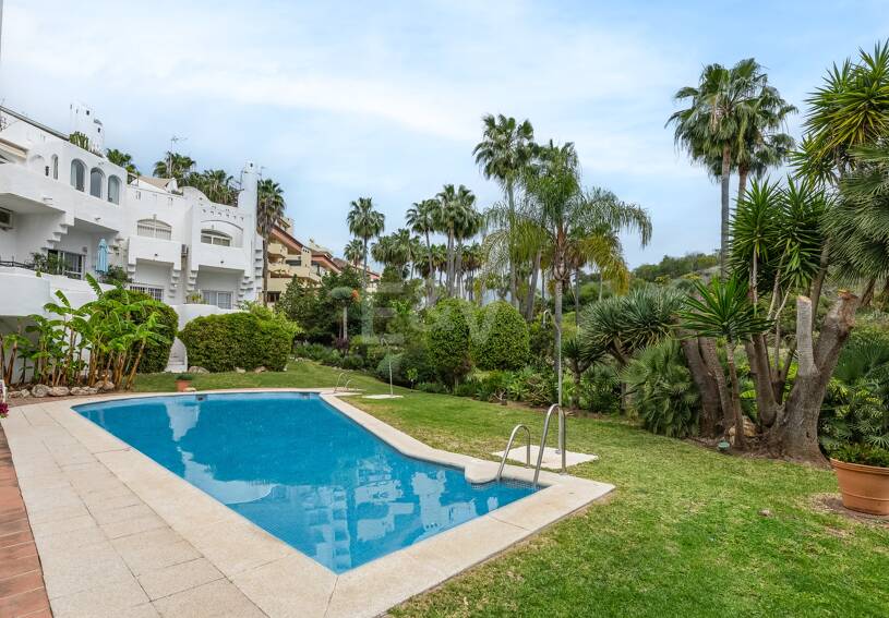 Casa adosada en Las Lomas de Marbella Club: una oportunidad única para vivir con sofisticación