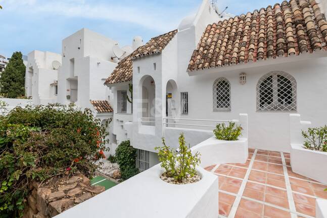 Casa adosada en Las Lomas de Marbella Club: una oportunidad única para vivir con sofisticación