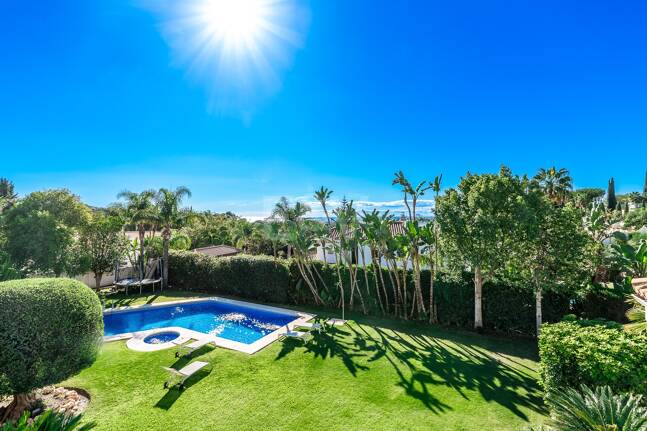 Large Andalusian villa with sea view in Paraiso Alto