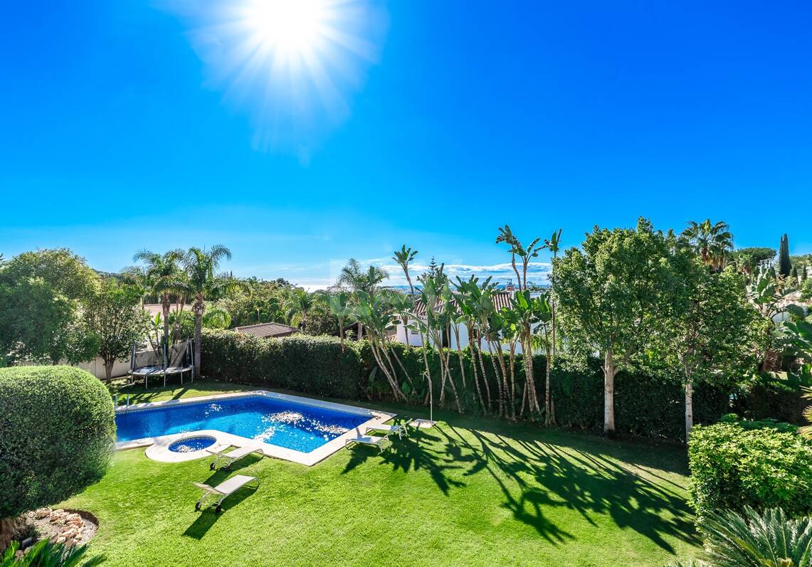 Amplia villa andaluza con vistas al mar en Paraíso Alto