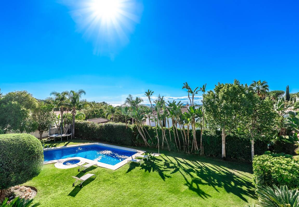Large Andalusian villa with sea view in Paraiso Alto