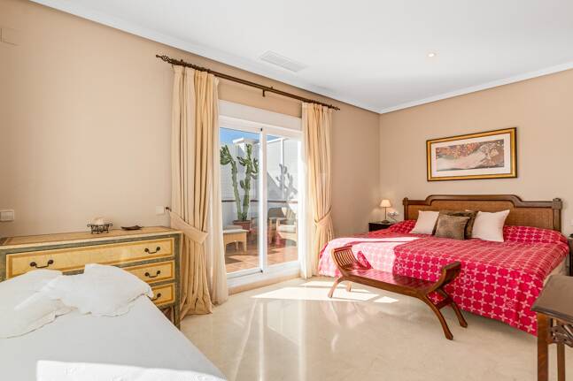 Large Andalusian villa with sea view in Paraiso Alto