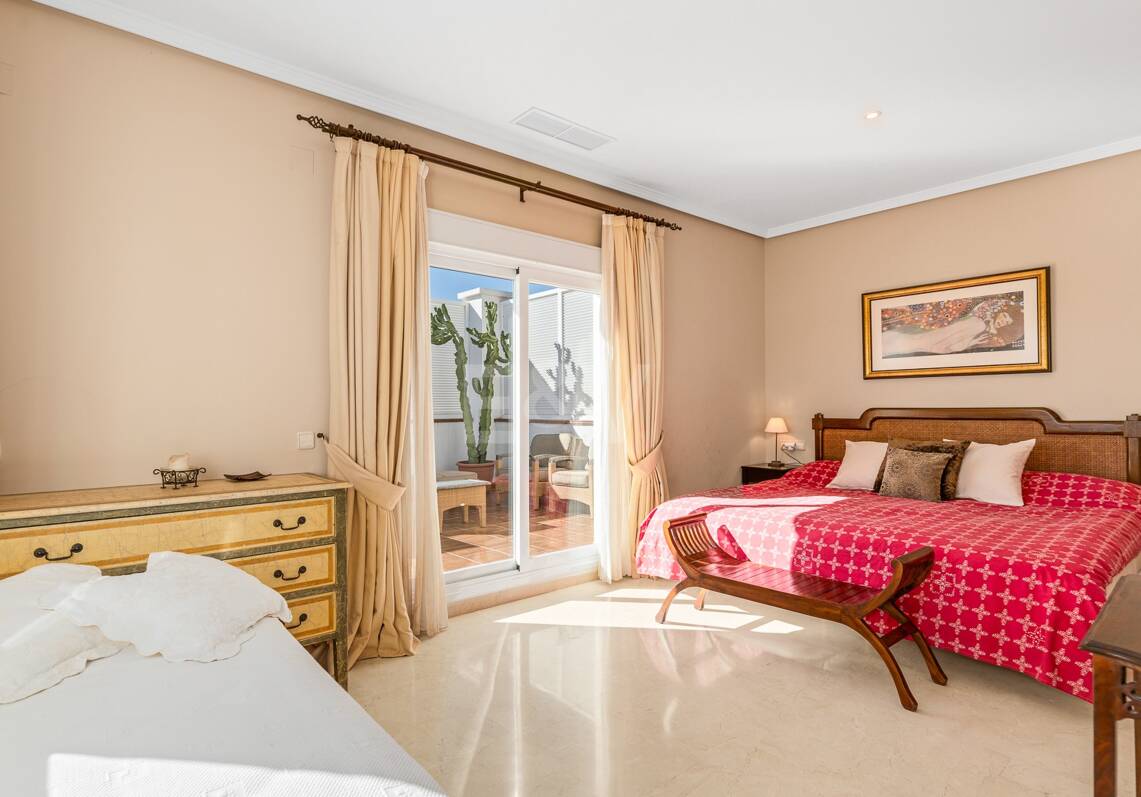 Amplia villa andaluza con vistas al mar en Paraíso Alto