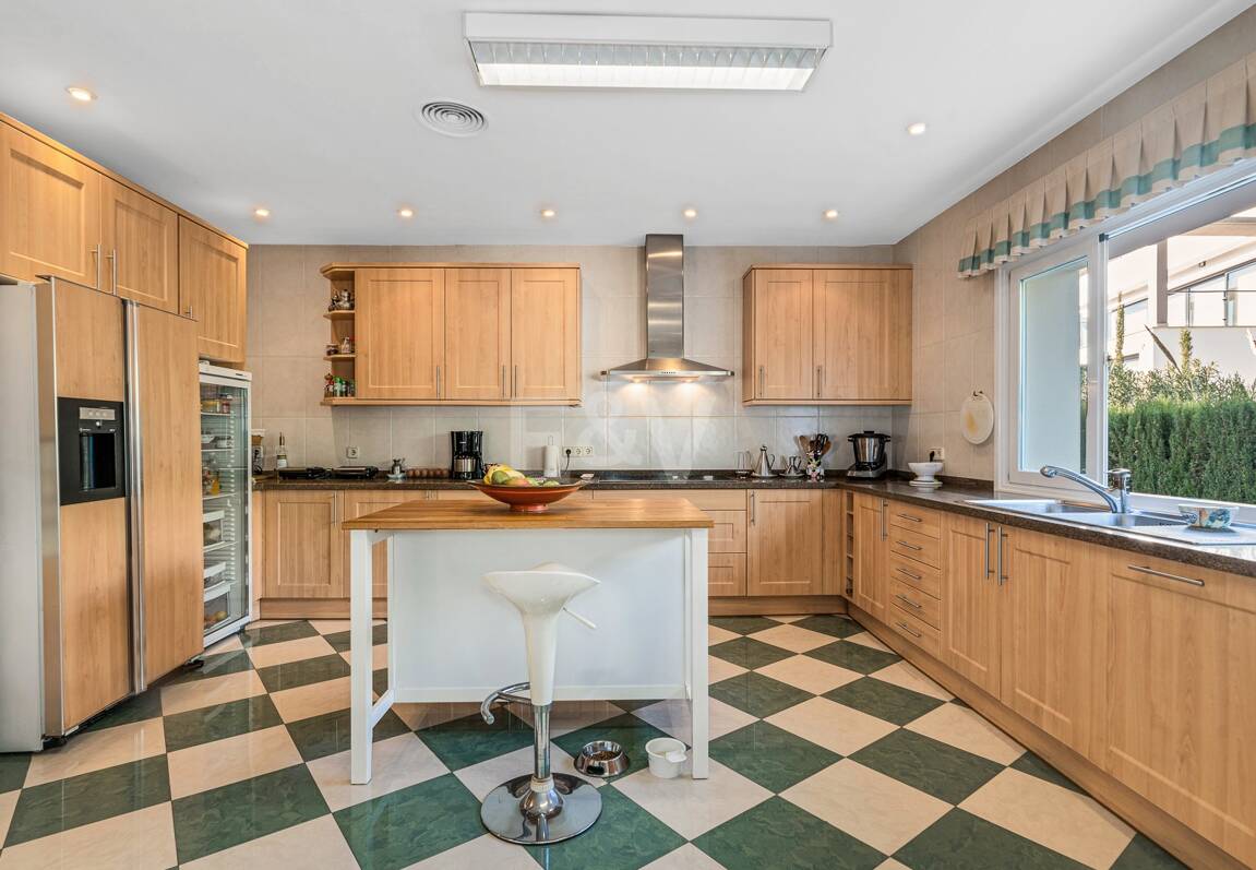 Large Andalusian villa with sea view in Paraiso Alto