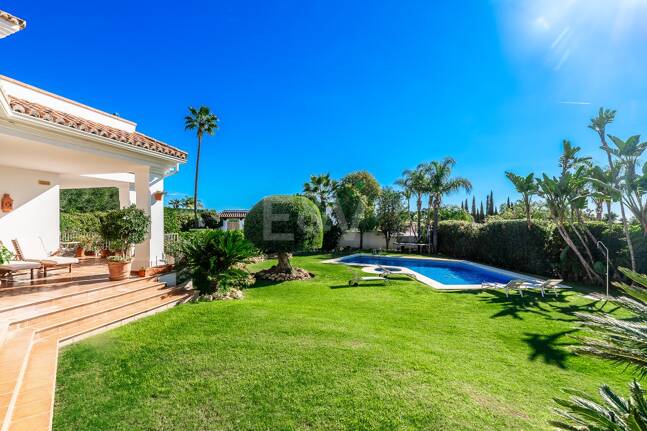 Large Andalusian villa with sea view in Paraiso Alto