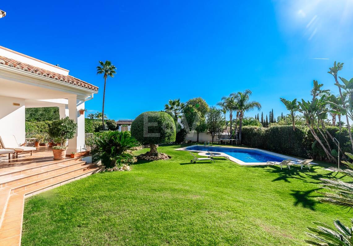 Amplia villa andaluza con vistas al mar en Paraíso Alto