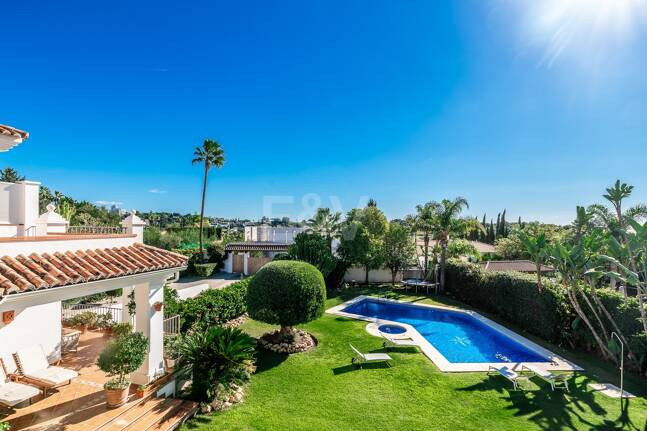 Large Andalusian villa with sea view in Paraiso Alto