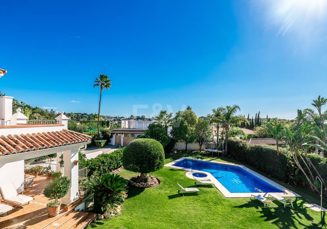 Amplia villa andaluza con vistas al mar en Paraíso Alto