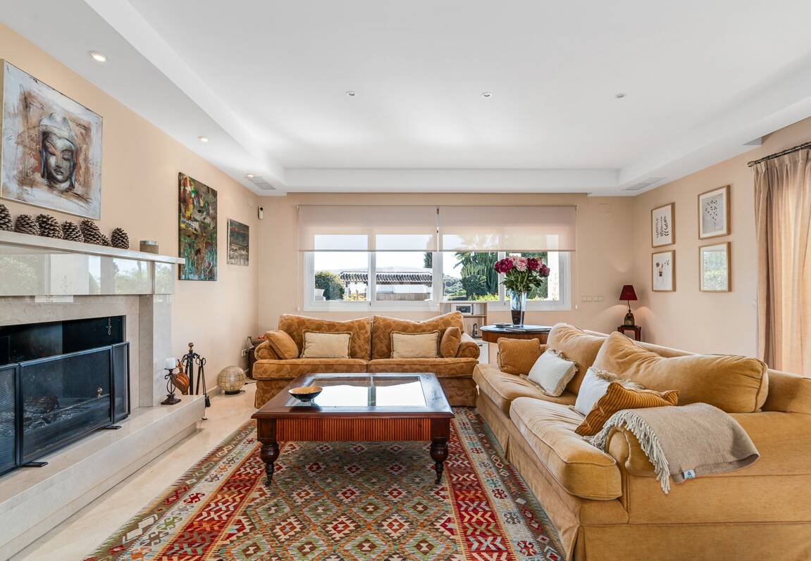 Large Andalusian villa with sea view in Paraiso Alto