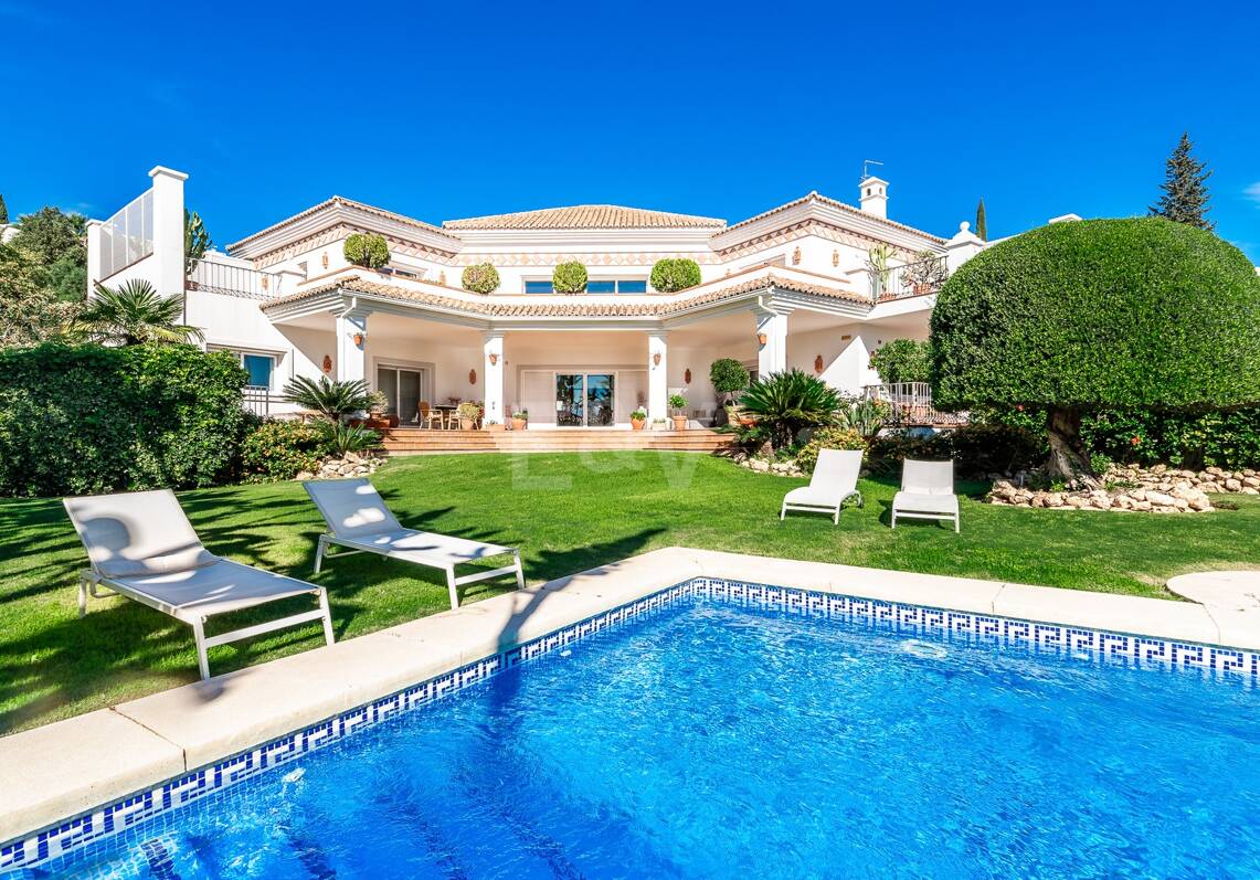 Amplia villa andaluza con vistas al mar en Paraíso Alto