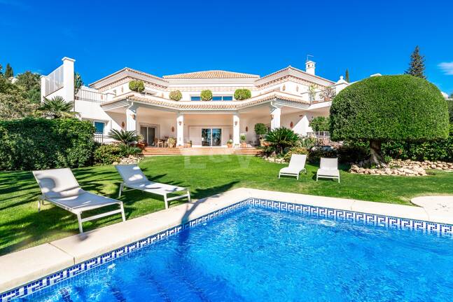 Large Andalusian villa with sea view in Paraiso Alto