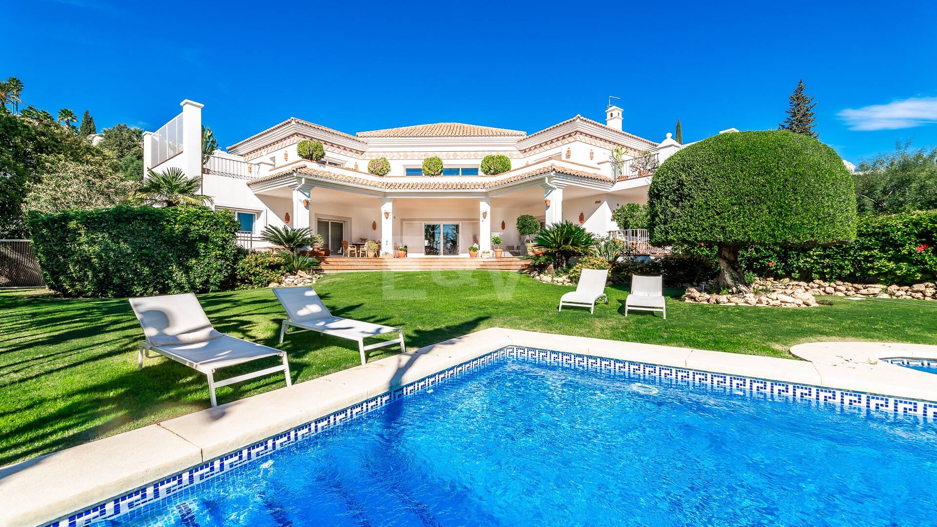 Large Andalusian villa with sea view in Paraiso Alto