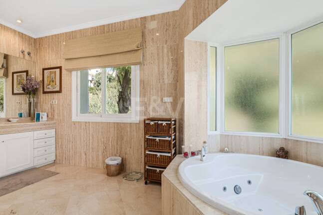 Large Andalusian villa with sea view in Paraiso Alto