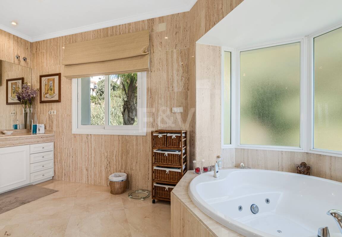 Large Andalusian villa with sea view in Paraiso Alto