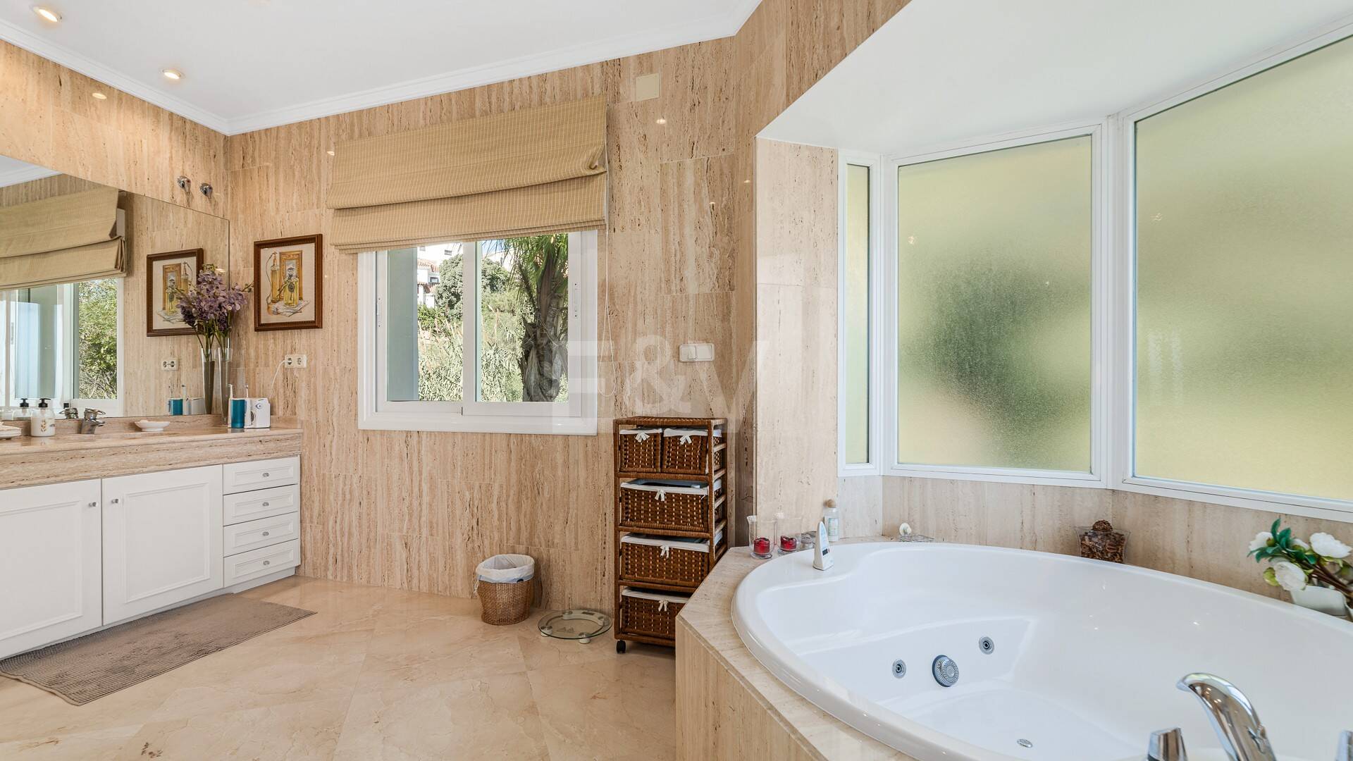 Large Andalusian villa with sea view in Paraiso Alto