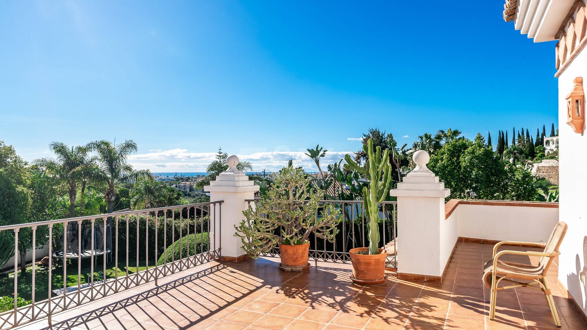 Large Andalusian villa with sea view in Paraiso Alto
