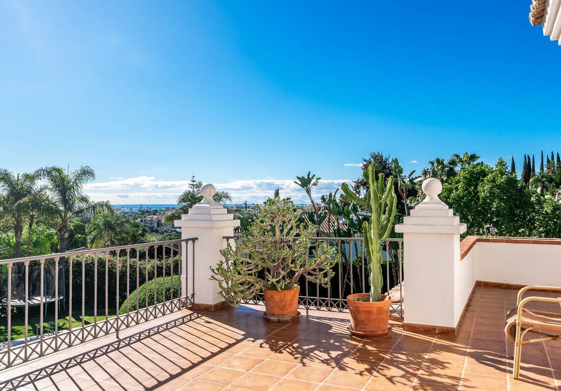 Amplia villa andaluza con vistas al mar en Paraíso Alto