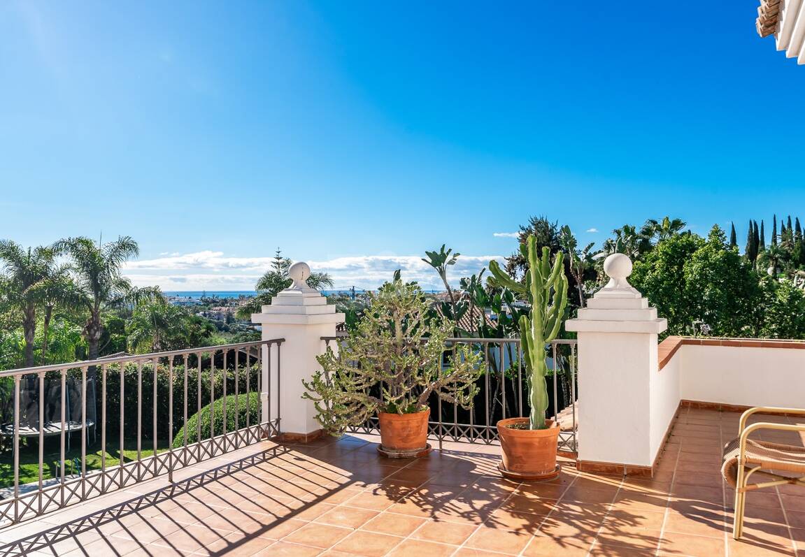 Large Andalusian villa with sea view in Paraiso Alto