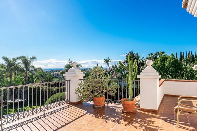Large Andalusian villa with sea view in Paraiso Alto