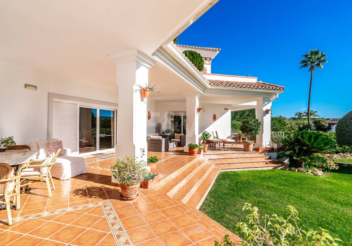 Amplia villa andaluza con vistas al mar en Paraíso Alto