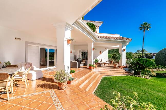 Large Andalusian villa with sea view in Paraiso Alto