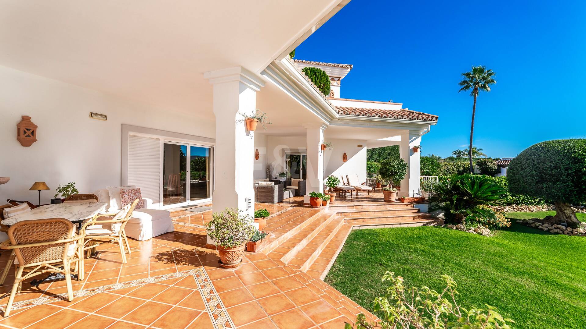 Amplia villa andaluza con vistas al mar en Paraíso Alto