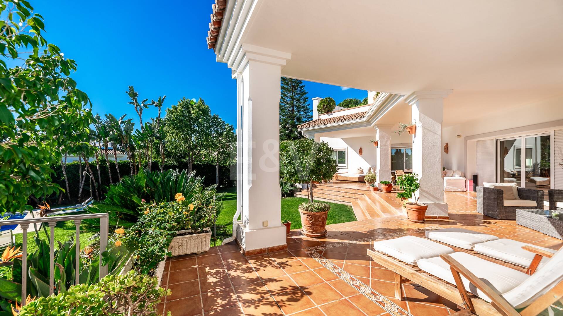 Amplia villa andaluza con vistas al mar en Paraíso Alto