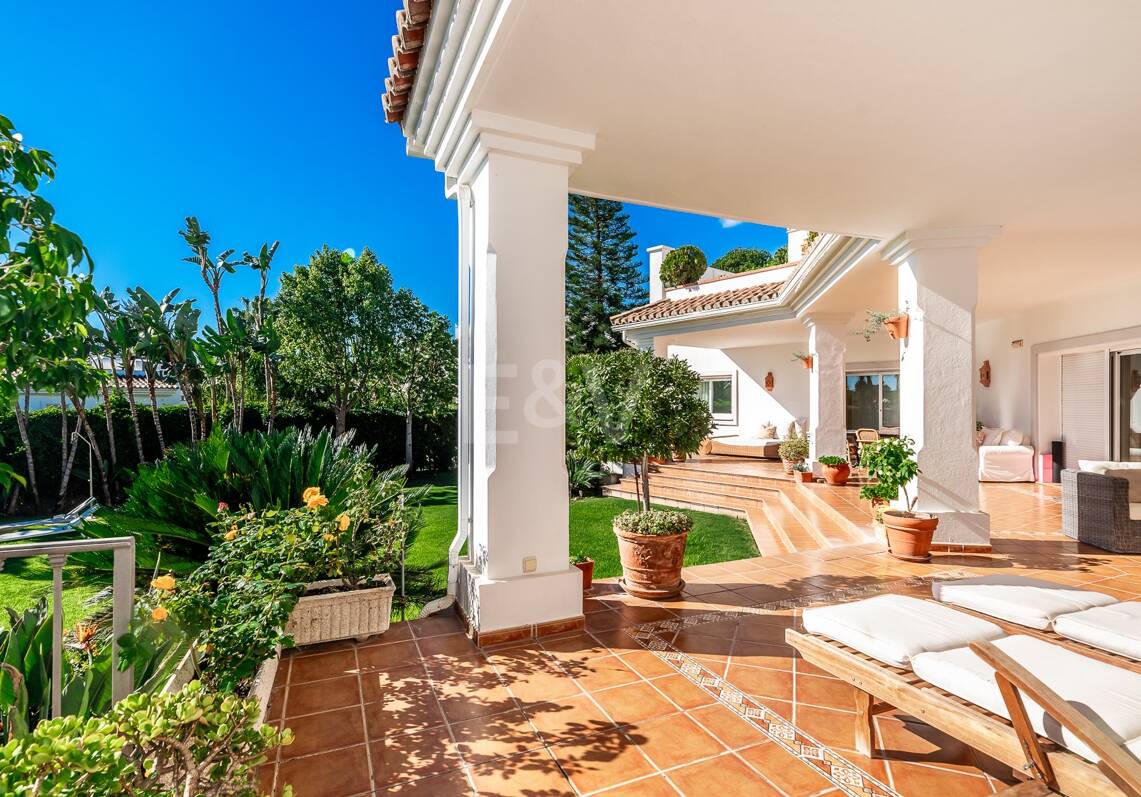 Amplia villa andaluza con vistas al mar en Paraíso Alto