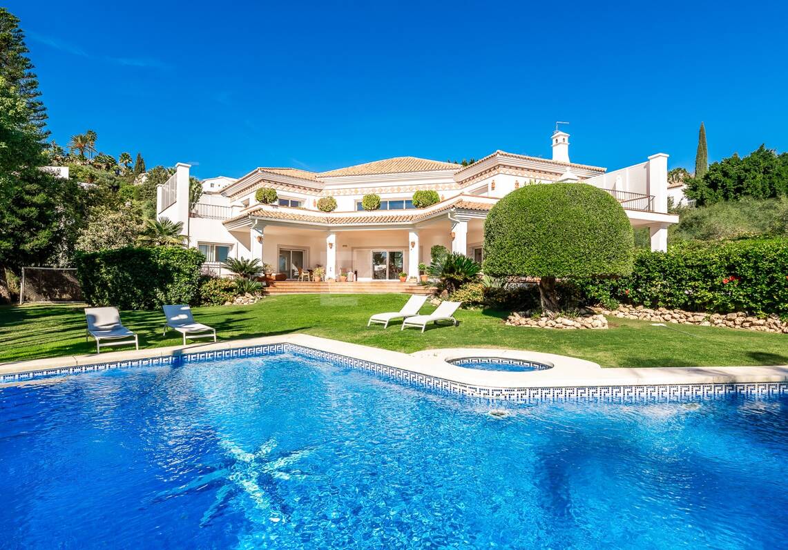 Amplia villa andaluza con vistas al mar en Paraíso Alto