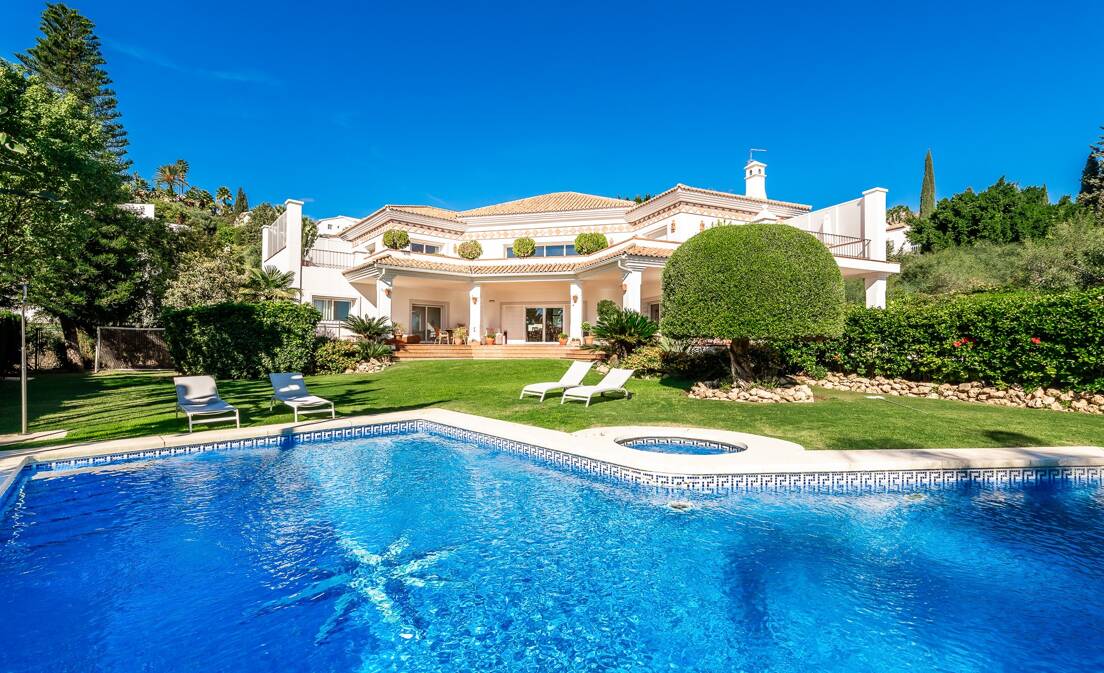 Large Andalusian villa with sea view in Paraiso Alto