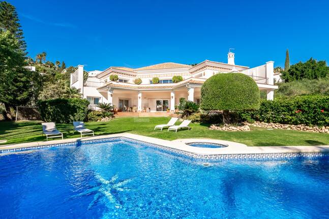 Large Andalusian villa with sea view in Paraiso Alto